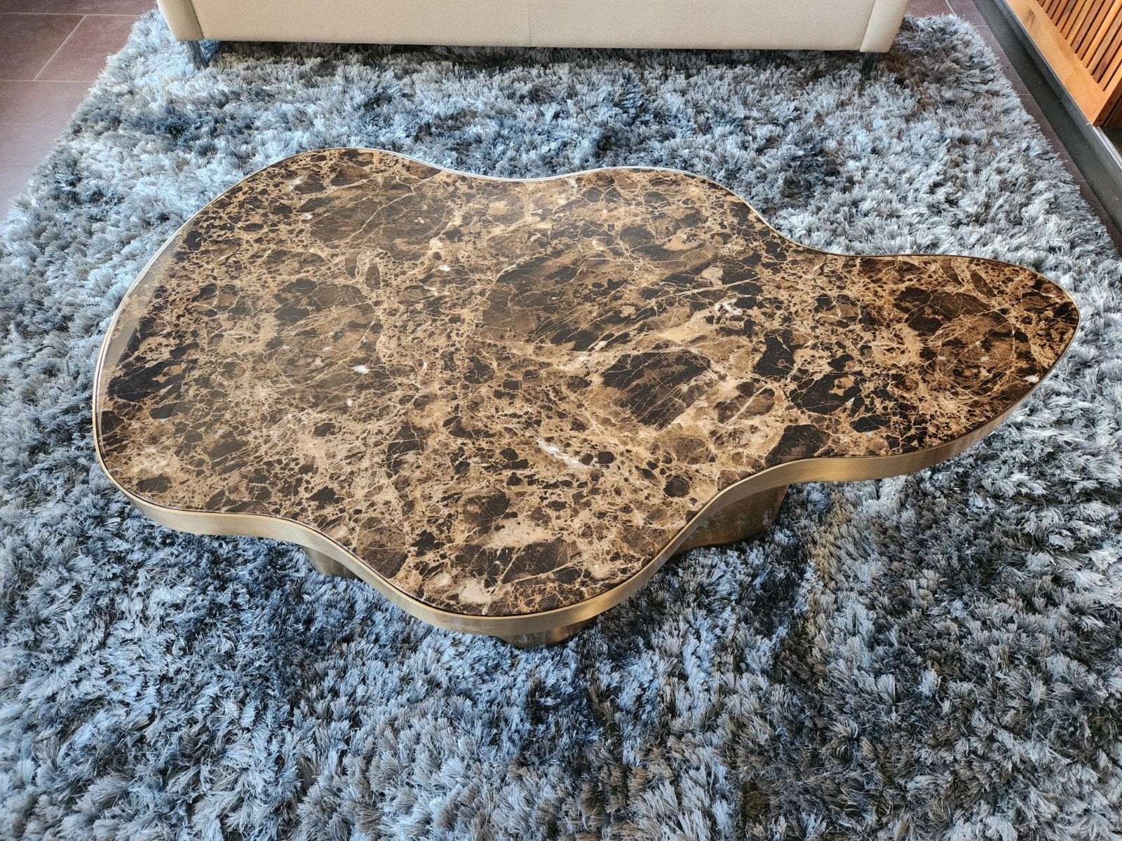Van Roon Salontafel met Marmeren Blad en Gouden Onders, Huis en Inrichting, Tafels | Salontafels, 100 tot 150 cm, Modern, Luxe, Organisch