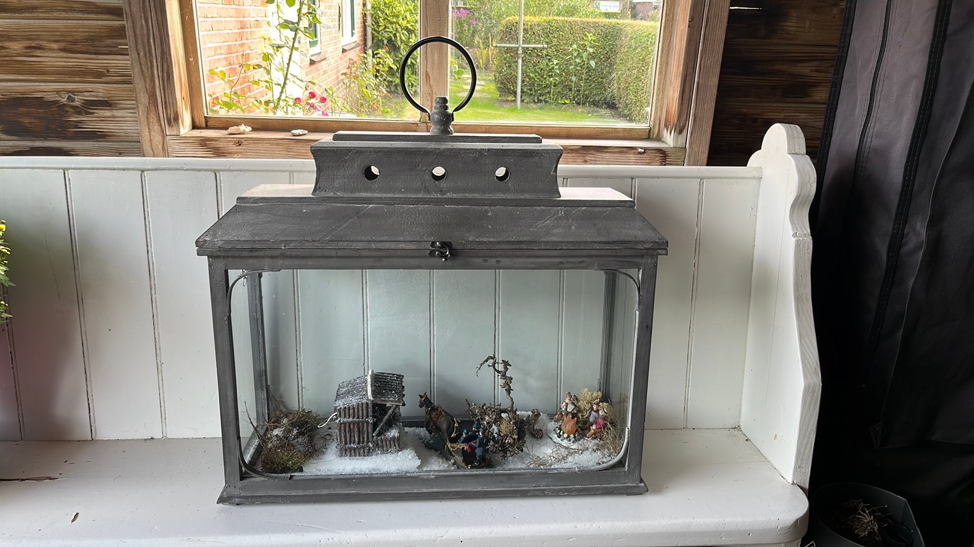 Grijze houten vitrine , waarin een sfeervol winters tafereel, Ophalen