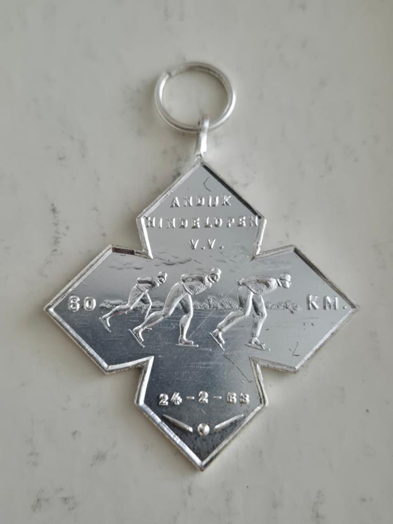 Medaille schaatsen: Andijk-Hinderlopen vv 24-2-1963, Ophalen of Verzenden, Overige materialen, Nederland
