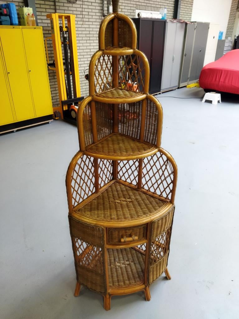 Rotan hoekkast., Ophalen, Zo goed als nieuw