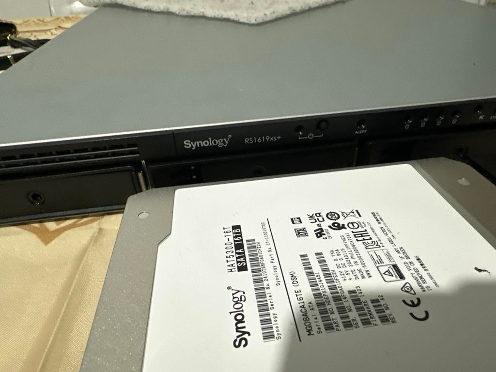 Synology RS1619xs+ 4xHAT5300-16T 16TB 4 uur gebruikt, Computers en Software, NAS, Ophalen of Verzenden, Gebruikt