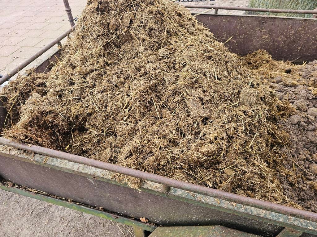 Paardenmest (ligt al op aanhanger), Ophalen of Verzenden