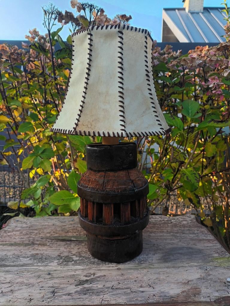 Unieke wagenwiel Lamp met varkensleren kap, Ophalen of Verzenden, Hout, 50 tot 75 cm