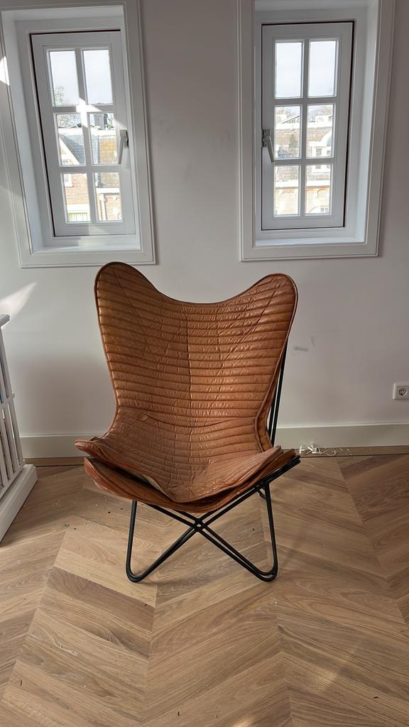 Twee vlinderstoelen - cognac leer met zwart onderstel, Huis en Inrichting, Gebruikt, Ophalen of Verzenden, 50 tot 75 cm, Leer