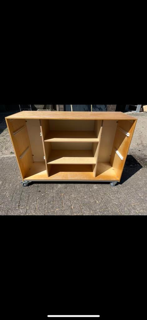 Houten kast met deuren en planken. Uit de kinderopvang., Huis en Inrichting, Ophalen, Gebruikt, 100 tot 150 cm, 25 tot 50 cm