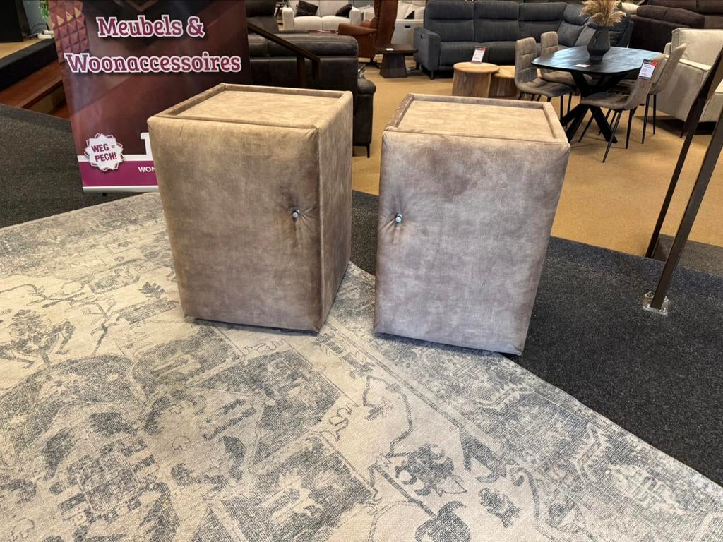 Nachtkastjes Champagne stof 2x €199, Direct/leverbaar E-7128, Ophalen, Minder dan 45 cm, Nieuw, 55 tot 70 cm