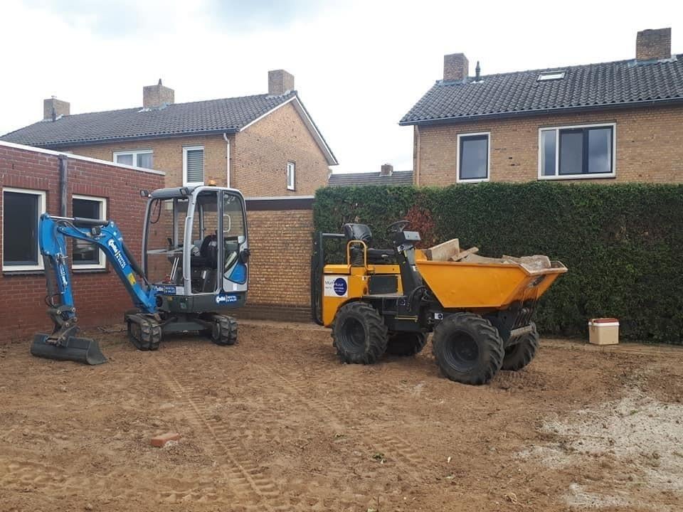 Minigraver met machinist voor grondwerk of  tuin leegruimen., Diensten en Vakmensen, Tuinmannen en Stratenmakers