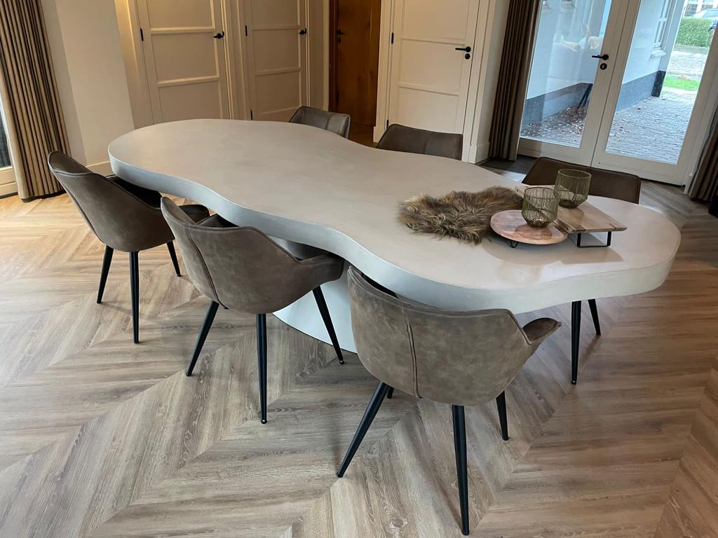 Foto 18 van Organische eettafel, tafel beton cire op maat, japandi