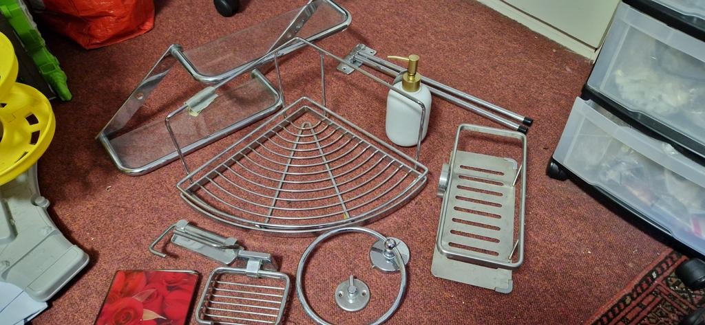 Badkamer accessoires moet vandaag weg, Ophalen