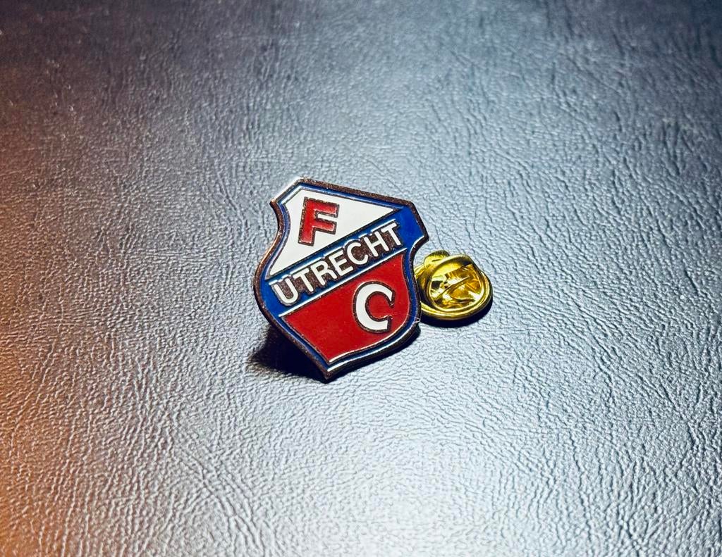 Voetbalpin FC Utrecht, Ophalen of Verzenden, Zo goed als nieuw, Sport, Speldje of Pin