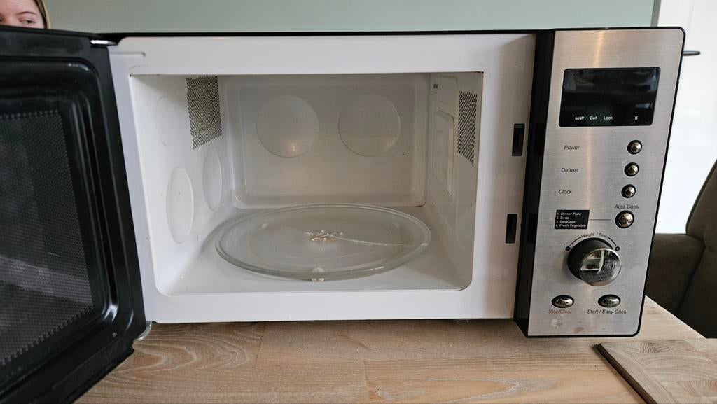 Daewoo Magnetron 800W - Perfect voor Snel Opwarmen!, Ophalen, Gebruikt, Magnetron, Draaiplateau