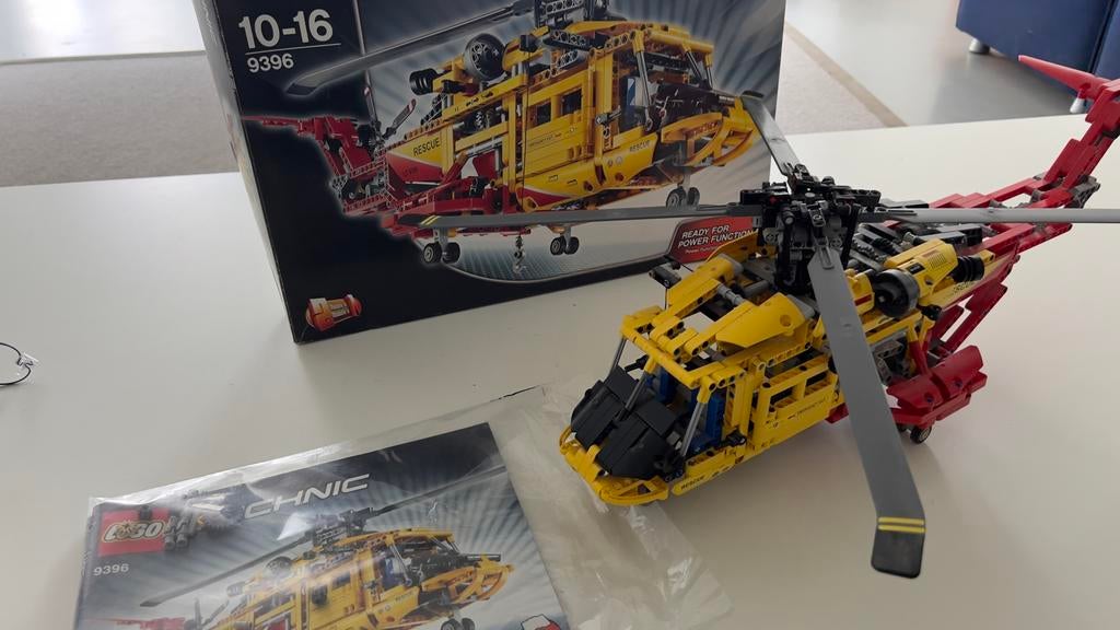 Lego Technic Red Rescue Helicopter 9396, Ophalen, Zo goed als nieuw, Complete set, Lego