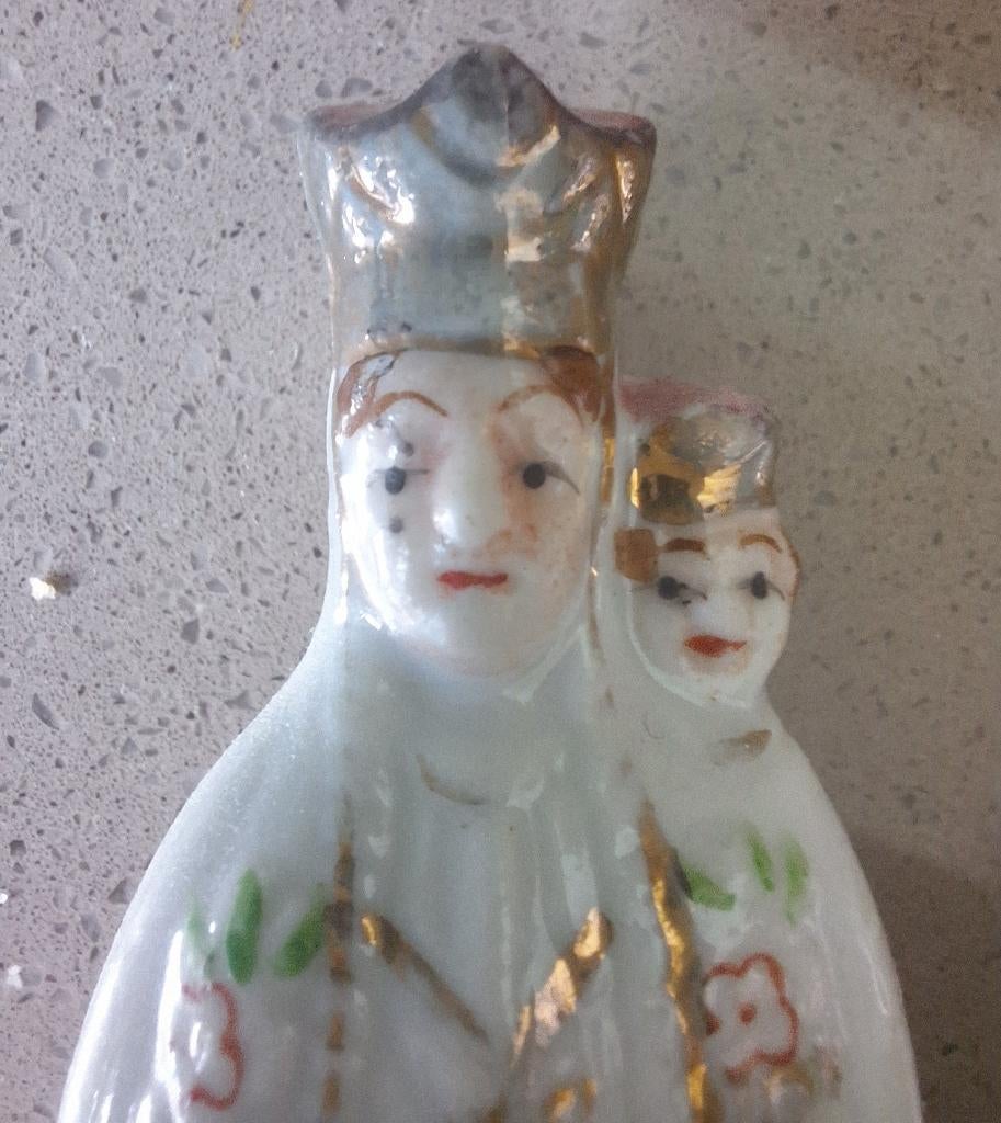 porseleinen beeldje Maria met kindje van Praag en rozenkrans, Ophalen