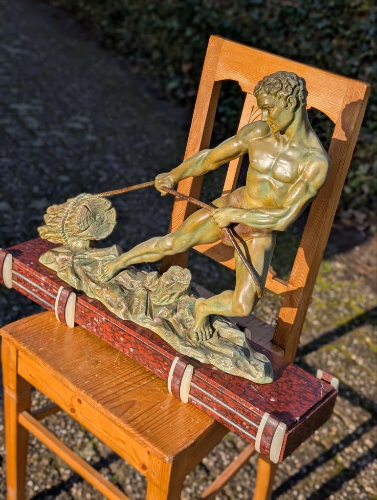 Groot Art Deco beeld 70 breed. €320., Ophalen