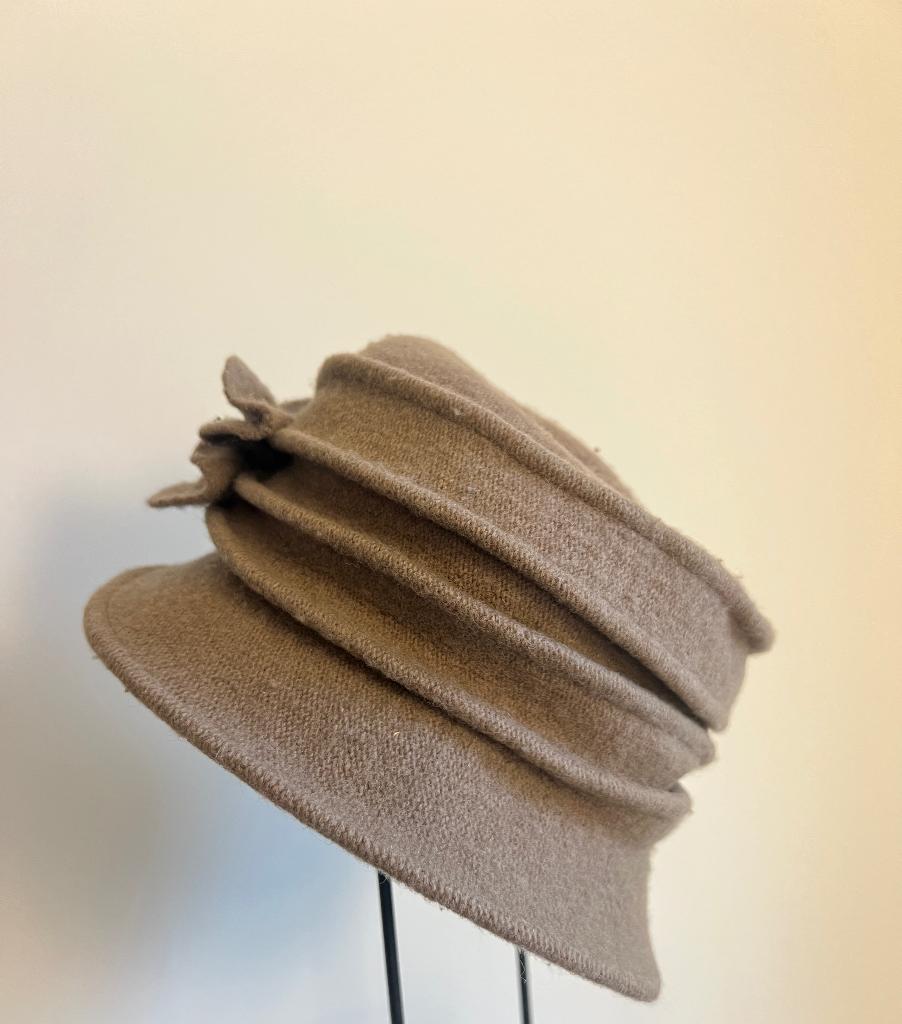 carnaval hoed beige wol/acryl, Maat 38/40 (M), Carnaval, Ophalen of Verzenden, Zo goed als nieuw