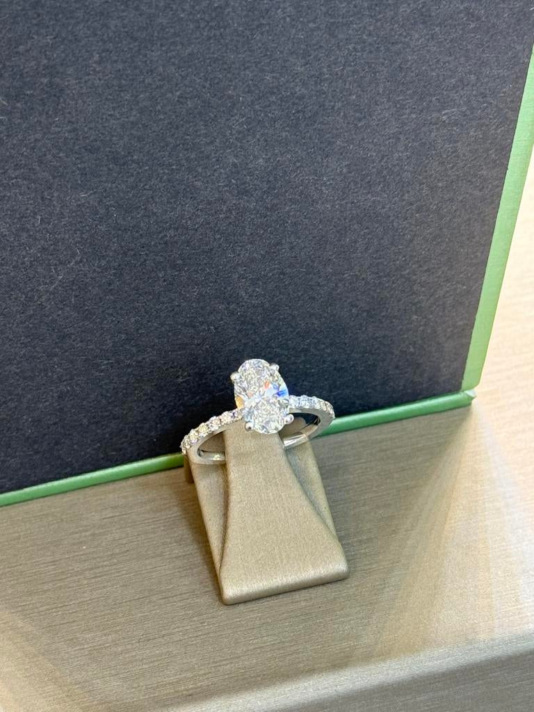 18KT Wit Goud - Ovaal lab diamant totaal 2.22ct - Ring
