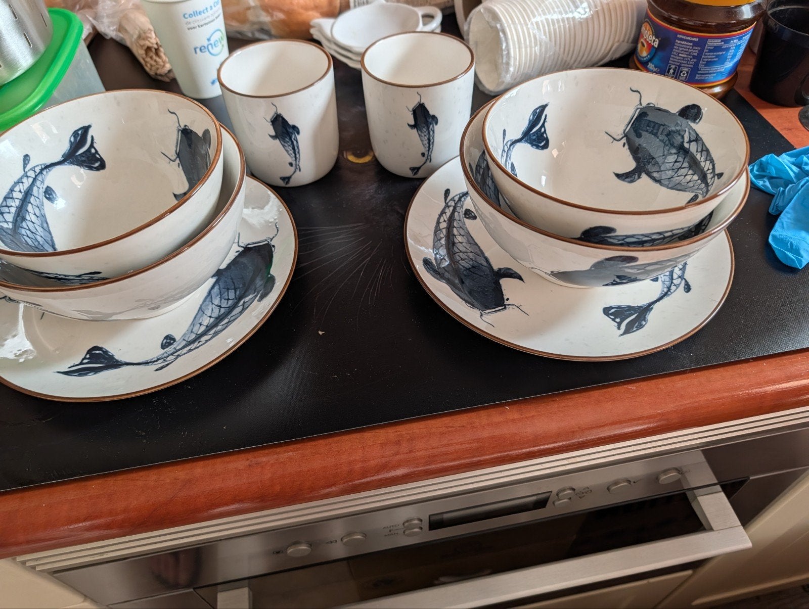 2-delig servies met karper design - Table Tales Into Japan, Ophalen, Gebruikt, Keramiek, Overige stijlen