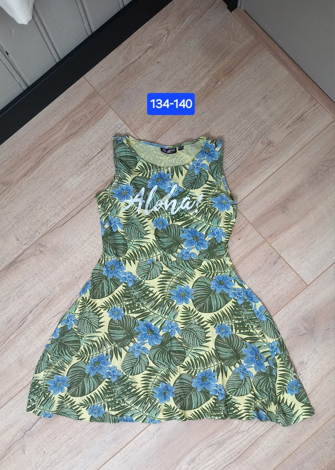 Zomerjurk met tropische print en 'Aloha' opdruk, Kinderen en Baby's, Kinderkleding | Maat 134, Gebruikt, Meisje, Ophalen of Verzenden