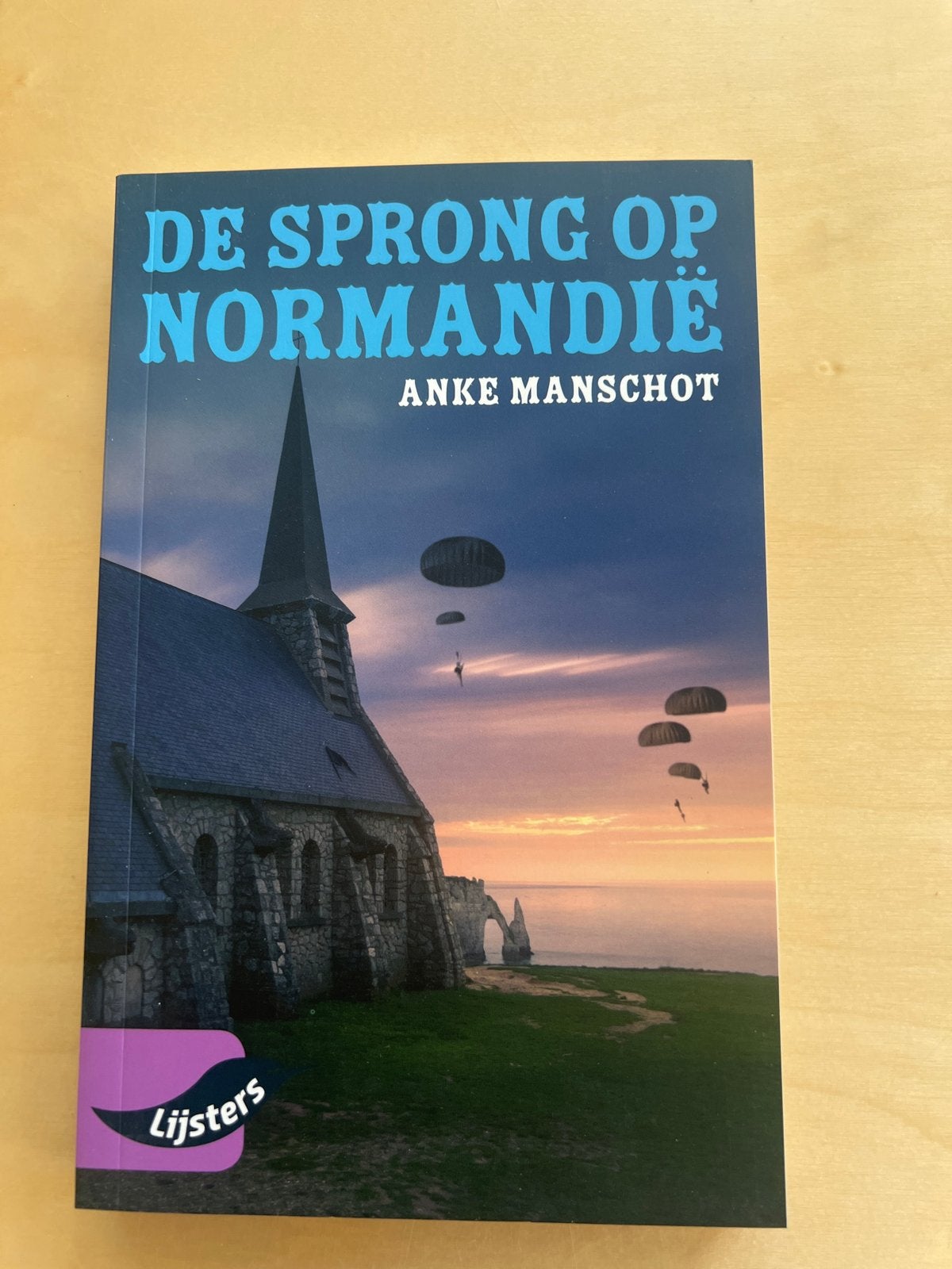 De Sprong op Normandië - Anke Manschot, Ophalen of Verzenden, Zo goed als nieuw, Nederland