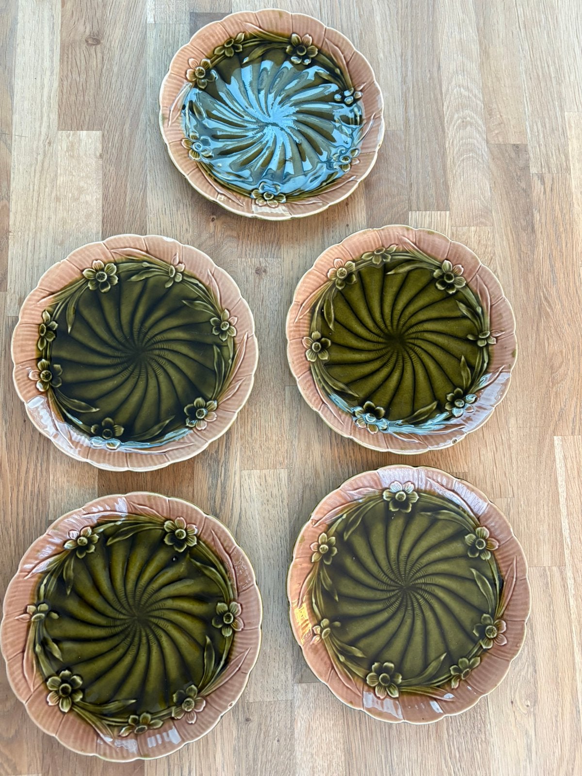 Barbotine Majolica antieke ontbijtborden, Ophalen of Verzenden