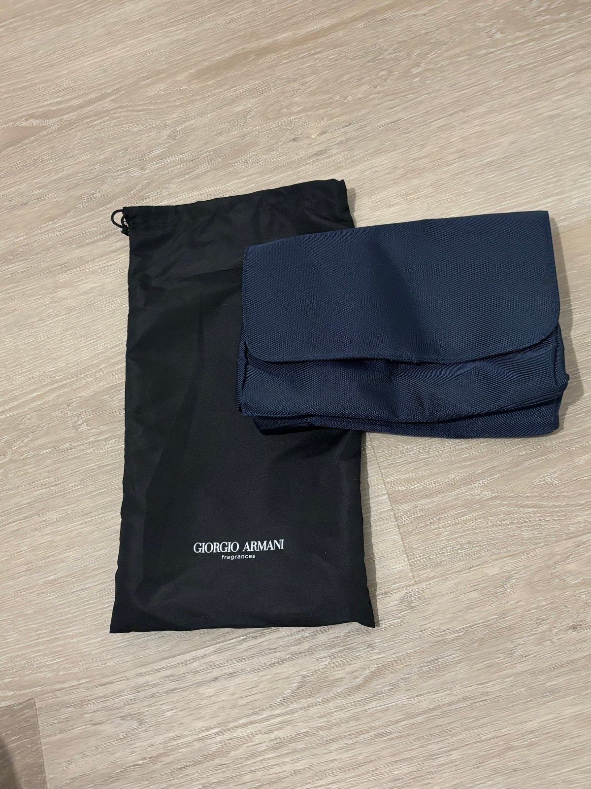 Giorgio Armani Toilettas - Donkerblauw met Stoffen Zak, Ophalen of Verzenden, Nieuw, Blauw, Heer of Dame