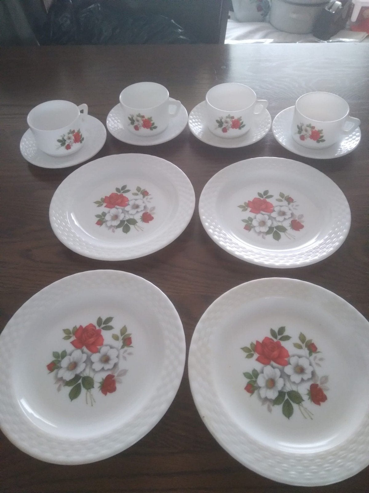 Vintage servies: 4 borden, 4 kopjes, 4 schotels met bloemen, Gebruikt, Ophalen of Verzenden, Bord(en), Overige stijlen