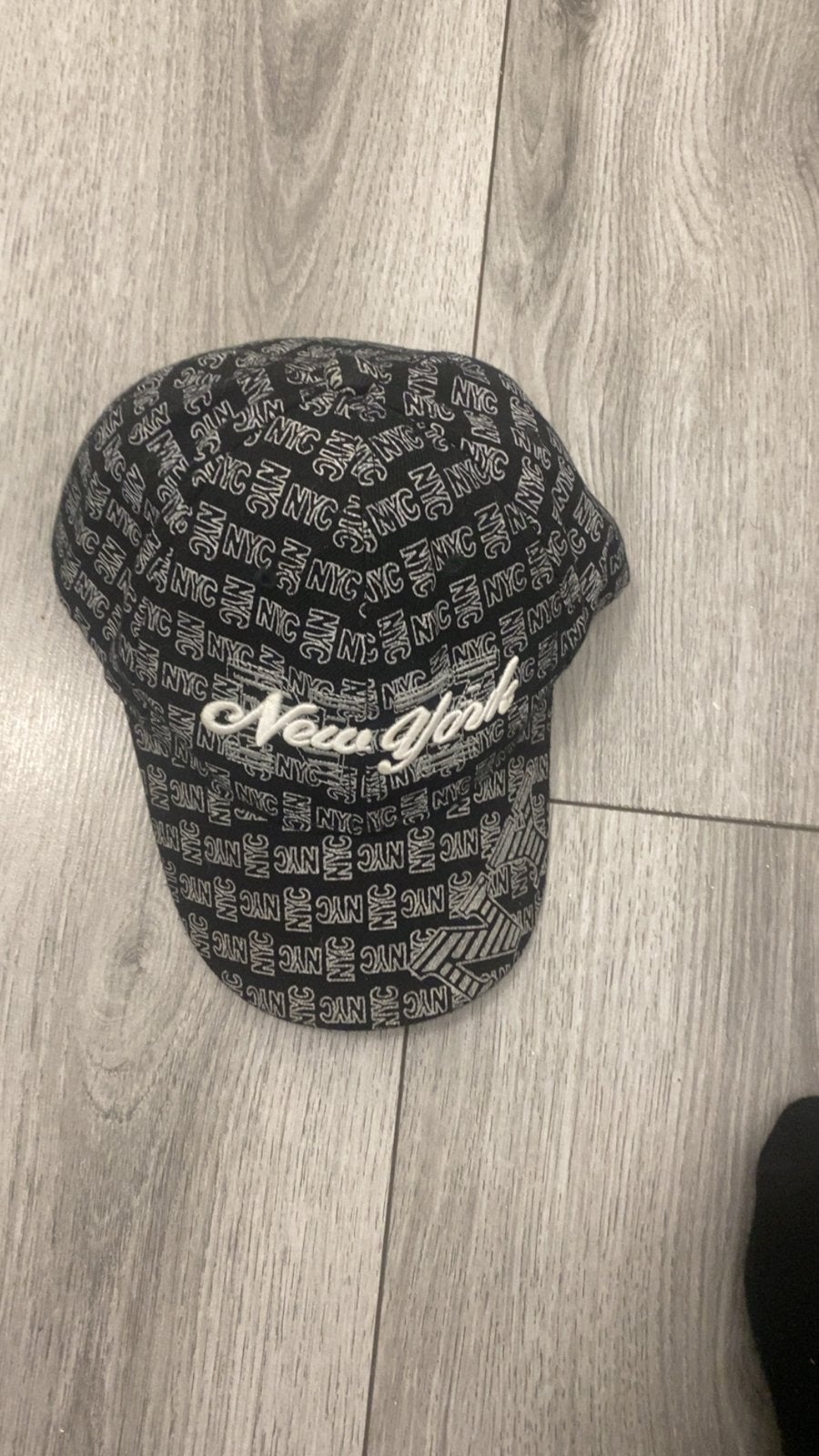 Zwarte New York pet met NYC logo's, Ophalen, Zo goed als nieuw, One size fits all, Pet