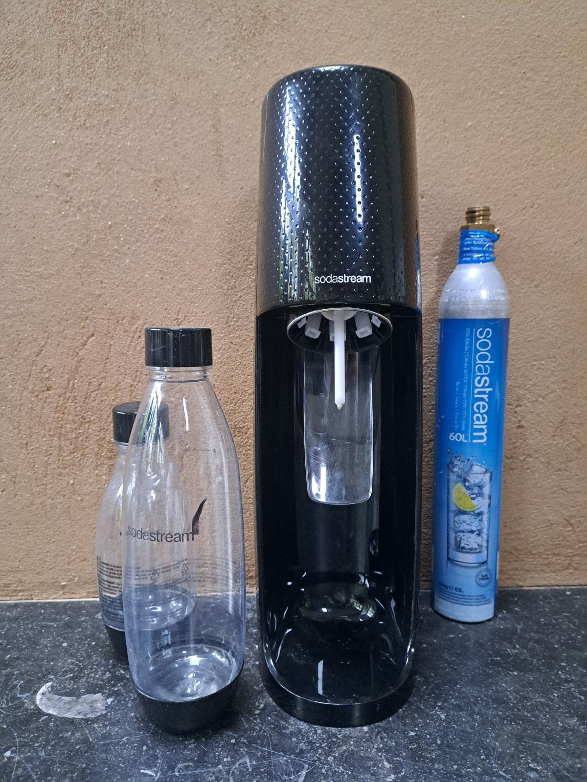 Sodastream + 2 flessen en 2 CO2-cilinders, Witgoed en Apparatuur, Ophalen of Verzenden, Zo goed als nieuw