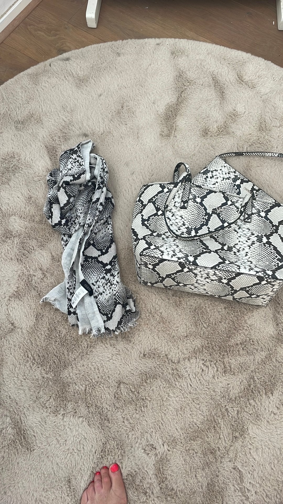 Guess tas en bijpassende sjaal, Ophalen of Verzenden, Nieuw, Handtas