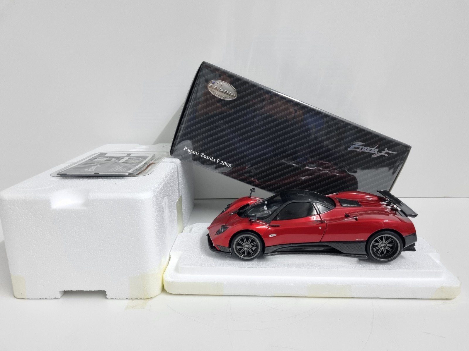 Almost Real
Pagani Zonda F 2005 Rosso Monza 1:18 Nieuw, Hobby en Vrije tijd, Modelauto's | 1:18, Ophalen of Verzenden, Nieuw, Auto