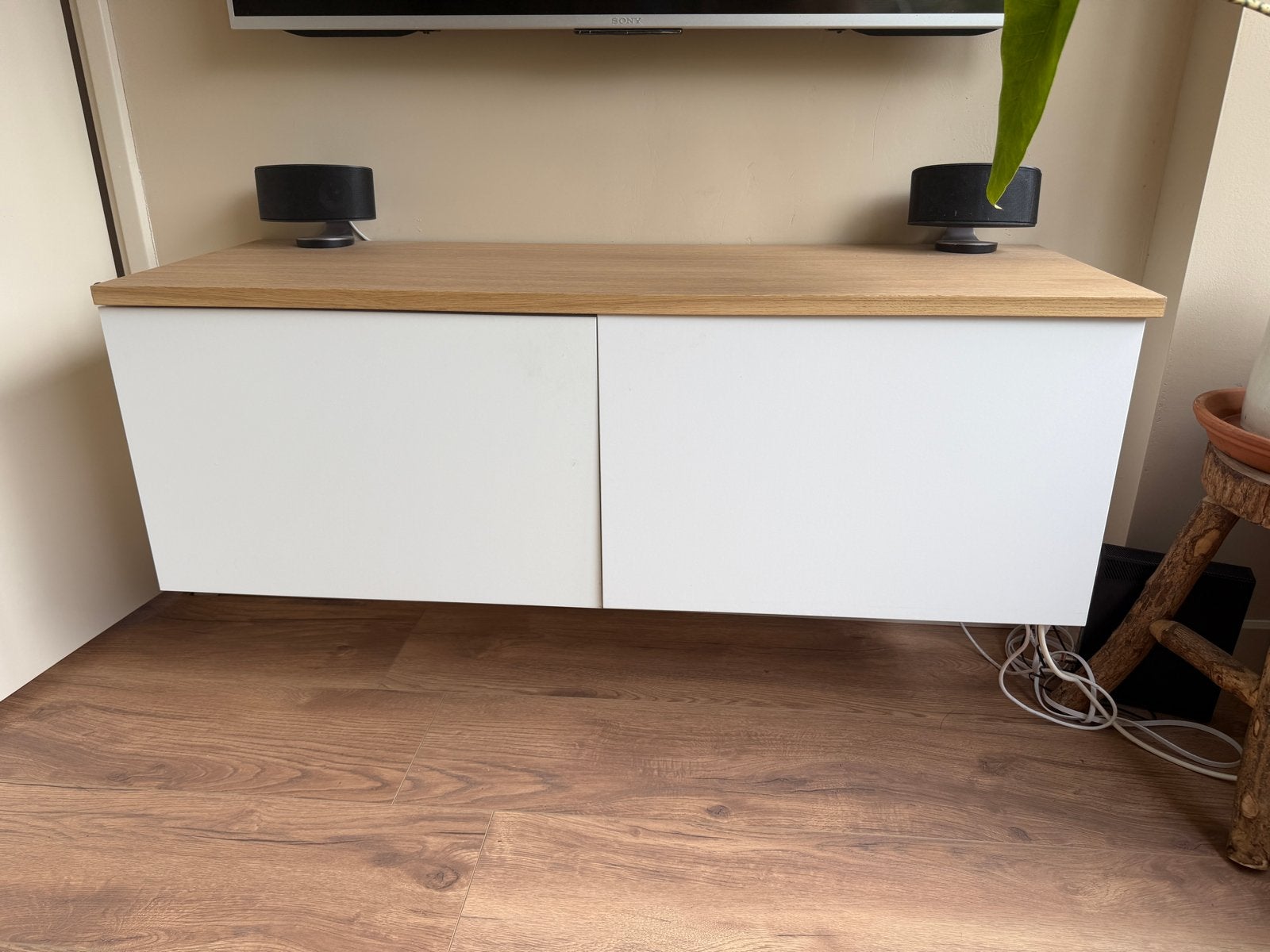 Ikea Besta TV-meubel met eikenlook blad, Huis en Inrichting, Kasten | Televisiemeubels, Ophalen, Gebruikt, 100 tot 150 cm, Minder dan 100 cm