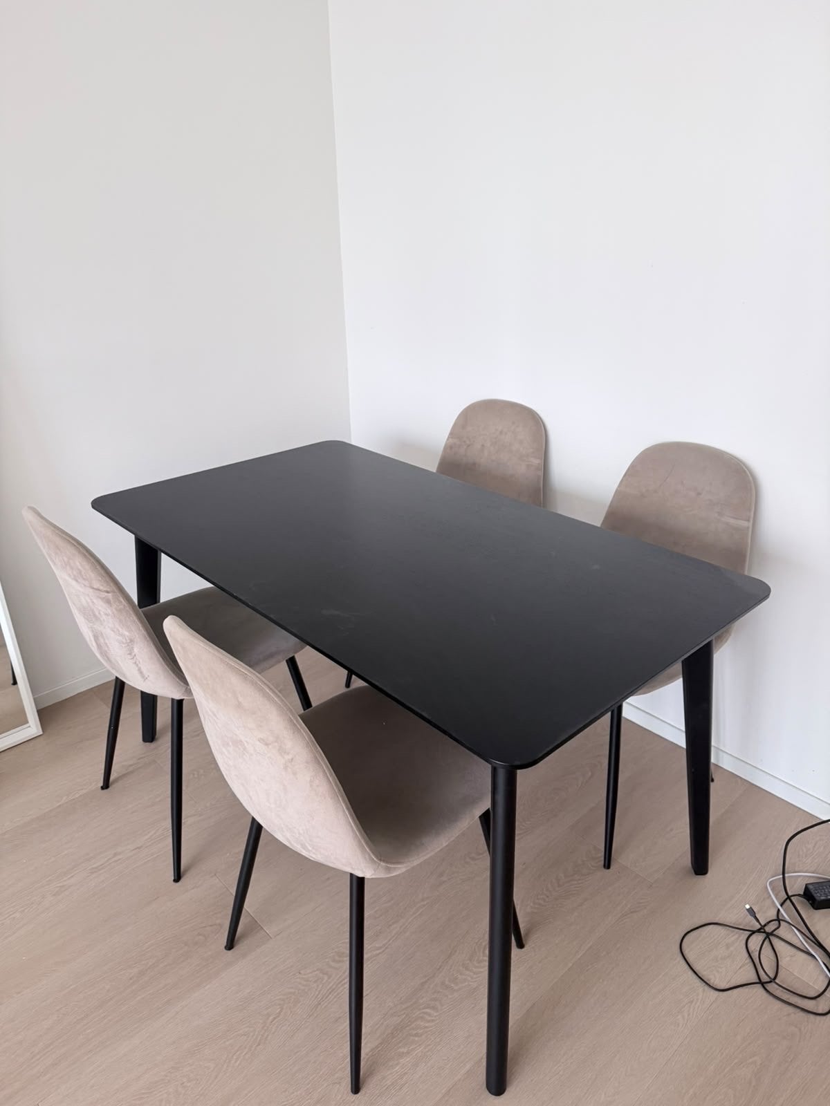 Zwarte eettafel met 4 stoelen, Huis en Inrichting, Tafels | Eettafels, Zo goed als nieuw, Vier personen, Rechthoekig, Overige houtsoorten