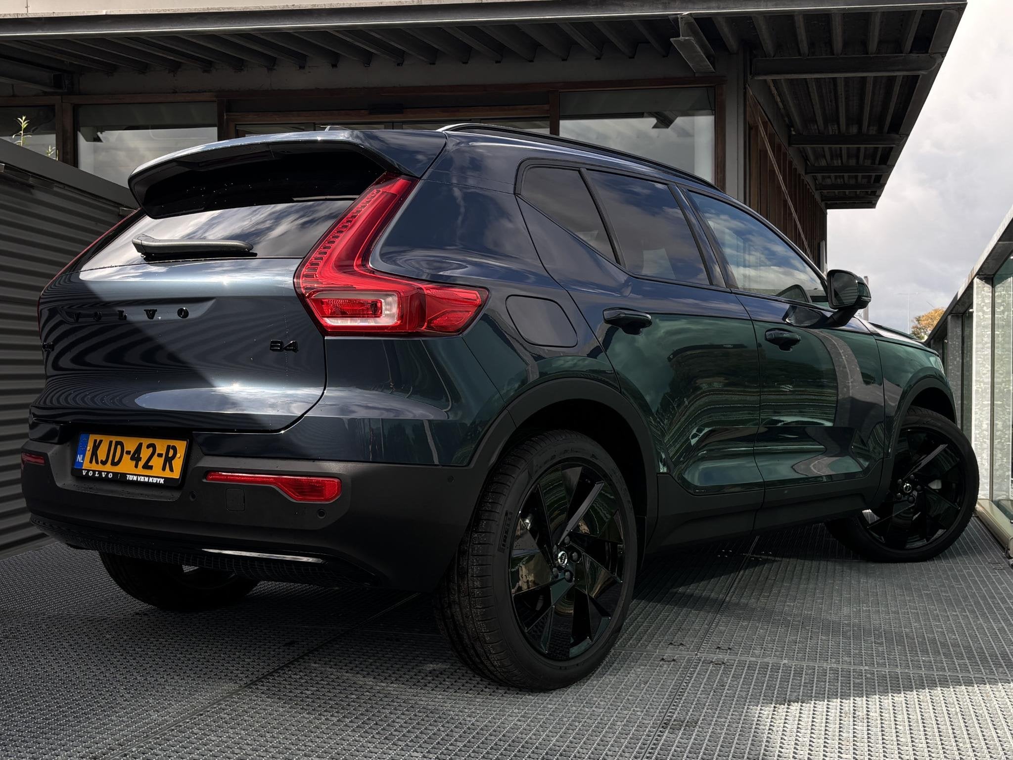 Volvo XC40 2.0 B4 Plus Black Edition Mild hybrid Automaat, P, Gebruikt, 4 cilinders, Blauw, Origineel Nederlands