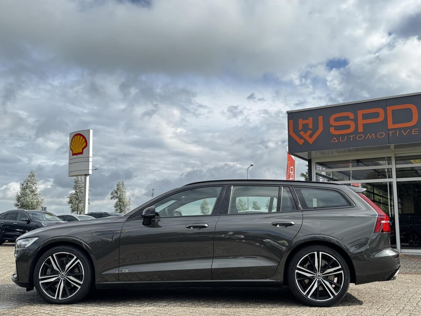 Volvo V60 2.0T6 Recharge AWD R-Design|Memory|ACC|H&K|Carplay, Automaat, Gebruikt, 4 cilinders, 340 pk