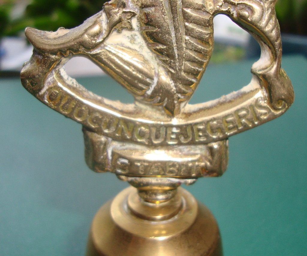 koperen tavelbel met Triskelion en Latijnse Inscriptie, Ophalen of Verzenden, Koper