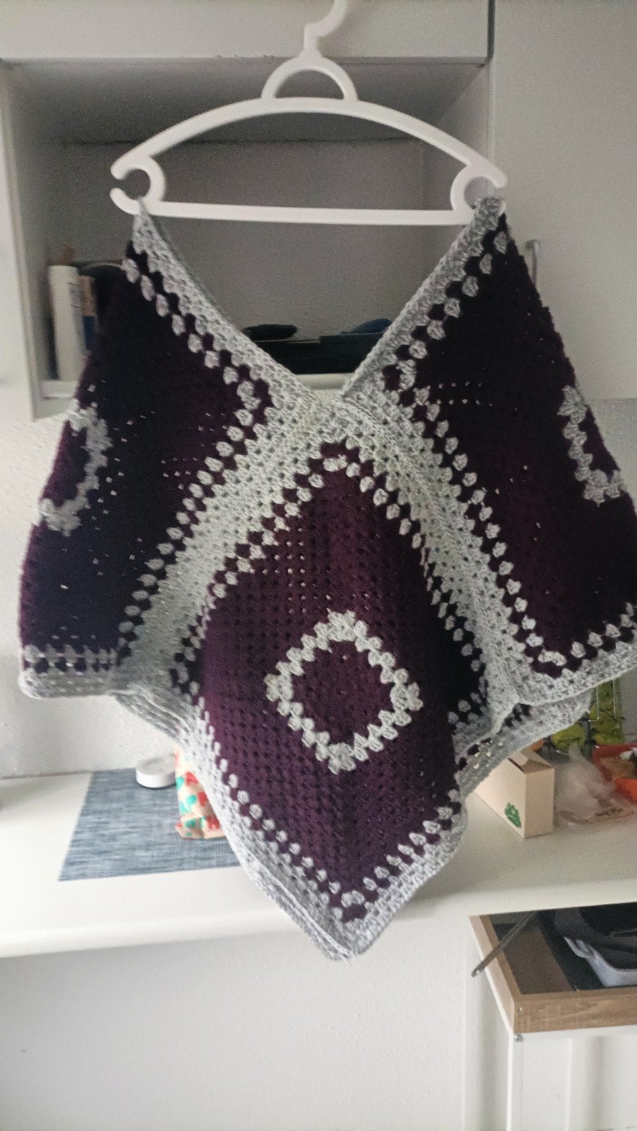 Bordeaux rood met grijs, lekkere warme, zelf gehaakte poncho, Ophalen