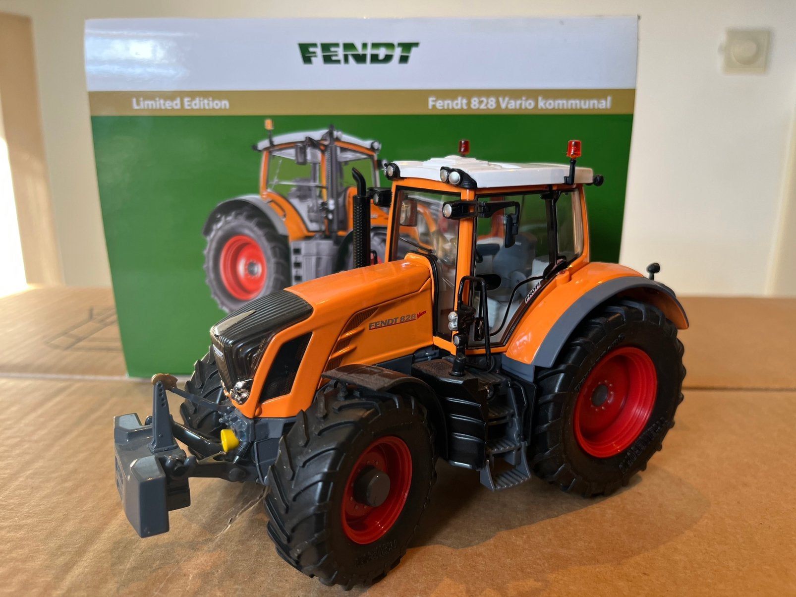 Fendt 828 Vario Kommunal tractor Wiking gelimiteerd 260 st, Ophalen of Verzenden, Nieuw, Tractor of Landbouw, Overige merken