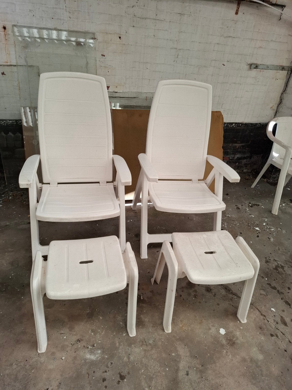 2x Witte Kunststof Tuinstoelen met Voetenbankjes, Ophalen of Verzenden, Gebruikt, Kunststof