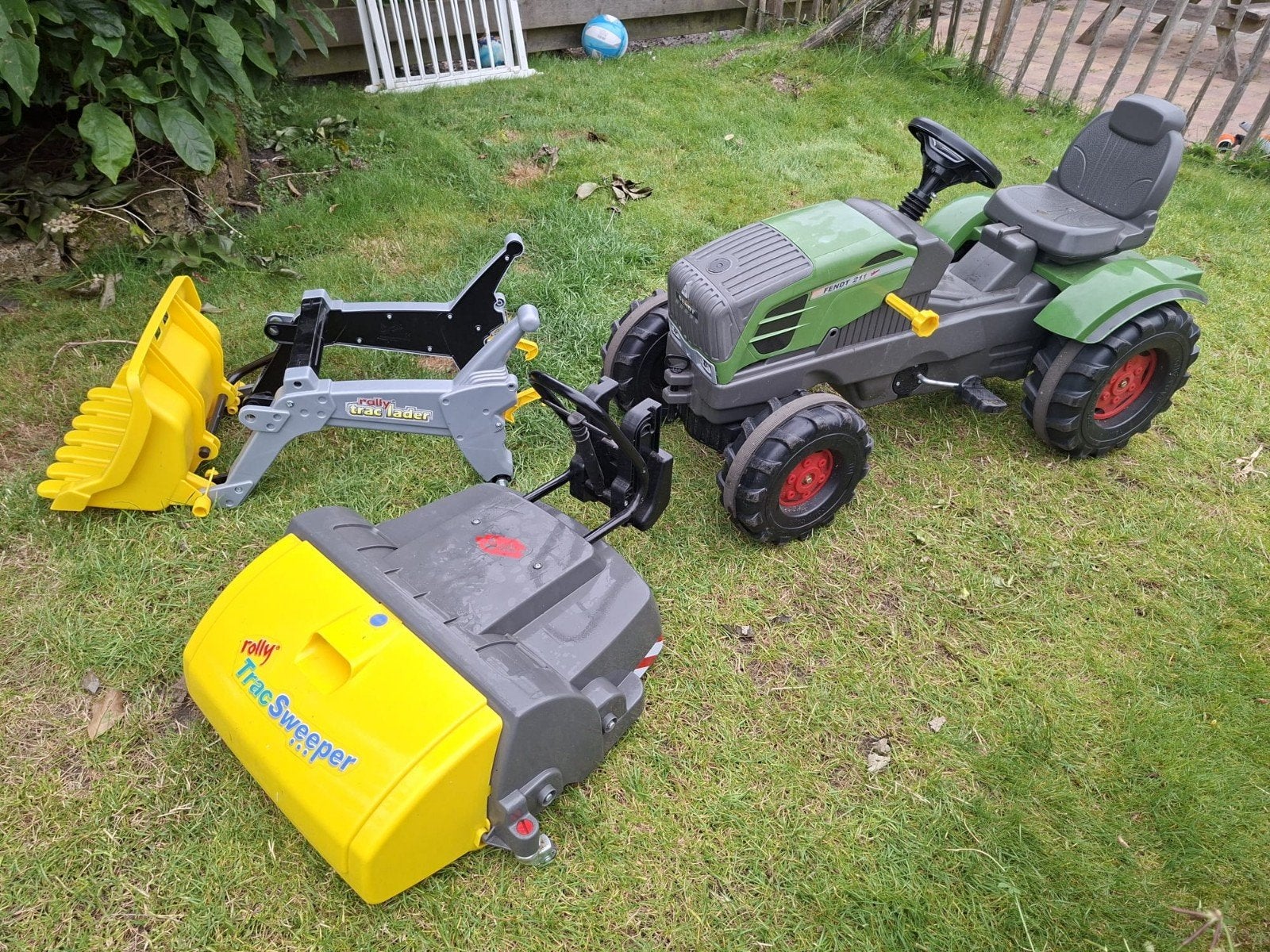 Fendt traptrekker met veger en voorlader, Ophalen, Gebruikt, Trapvoertuig