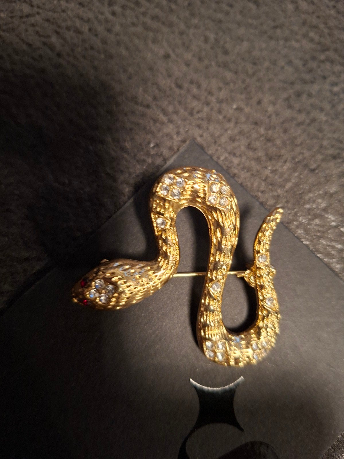 mooie nieuwe goudkleur broche..(model:Slang) Prijs 9.50, Sieraden, Tassen en Uiterlijk, Broches, Overige materialen, 4 tot 7 cm