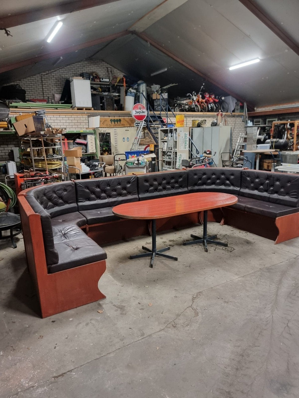 Grote hoekbank met tafel, ideaal voor mancave of horeca, Ophalen, Gebruikt, Hoekbank, Hout
