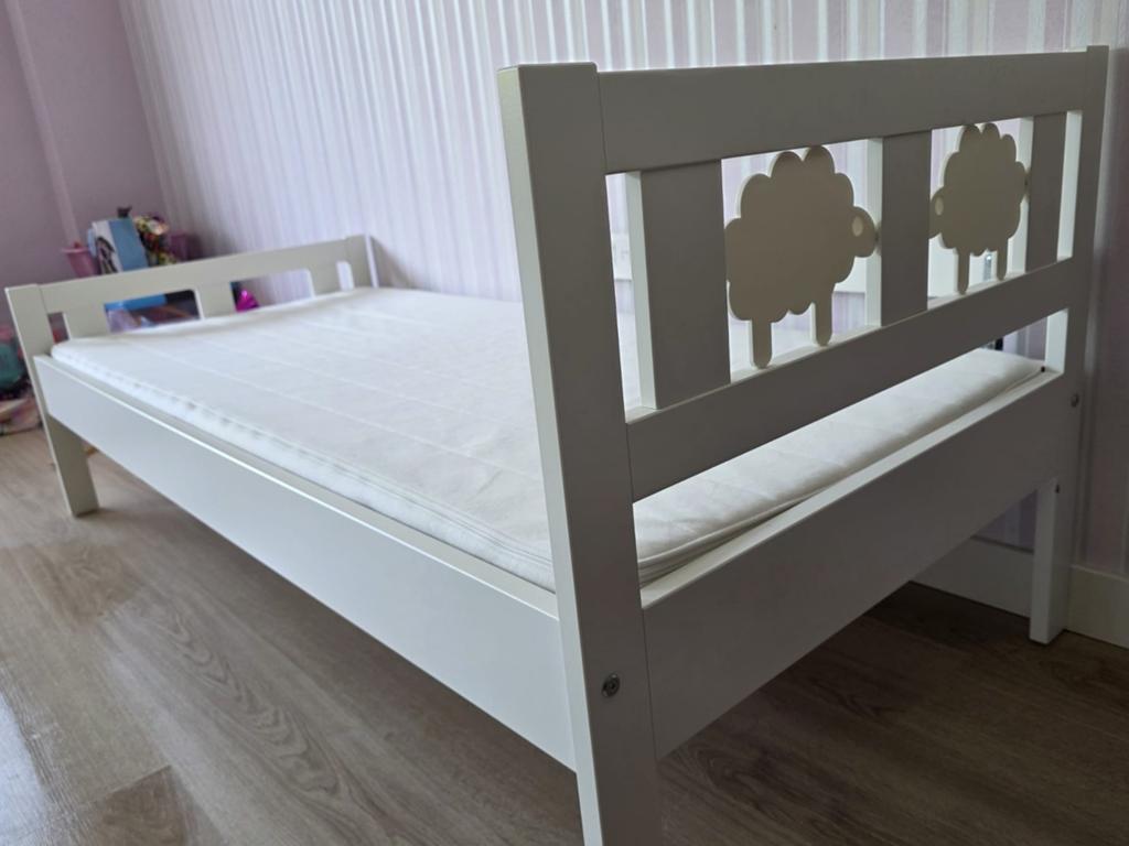 Ikea bedje met zijsteun, lattenbodem en evt. gratis matras, Kinderen en Baby's, Kinderkamer | Bedden, 70 tot 85 cm, Ophalen of Verzenden