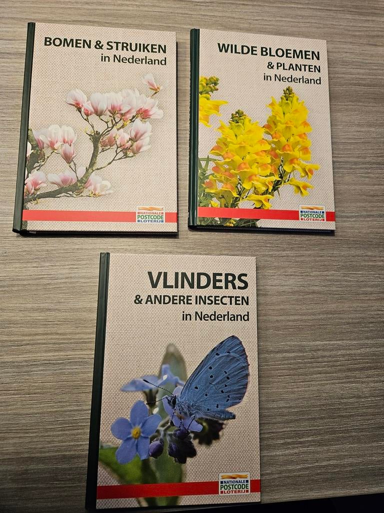 Natuurboeken Nederland: Bomen, Bloemen, Vlinders (3-delig), Ophalen of Verzenden, Zo goed als nieuw, Natuur algemeen, Nationale Postcode Loterij