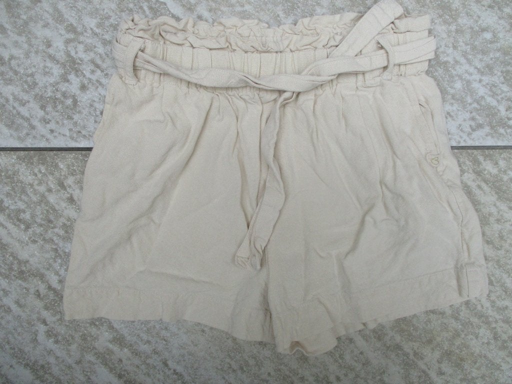 WE korte broek beige maat 134 broekje met ceintuur, Broek, WE, Meisje, Ophalen of Verzenden