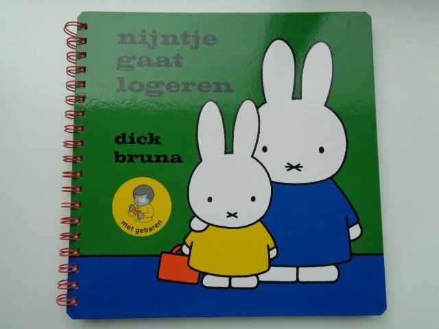 Nijntje gaat logeren - Dick Bruna / Met gebaren, Boeken, Kinderboeken | Baby's en Peuters, Zo goed als nieuw, 2 tot 3 jaar, Ophalen of Verzenden