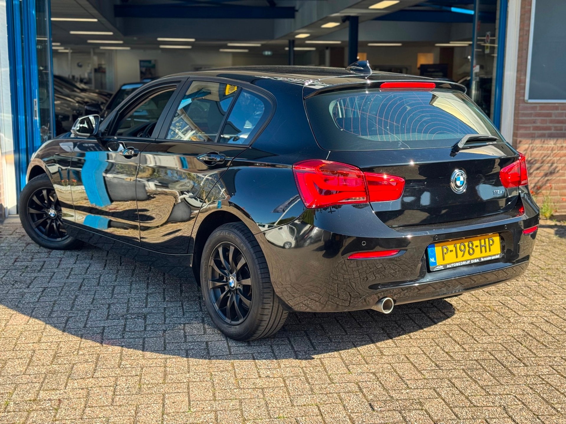 BMW 1-serie 118i High Executive 2018 AUT NAVI CLIMA LM NAP!, Auto's, Zwart, Bedrijf, 650 kg, 3 cilinders