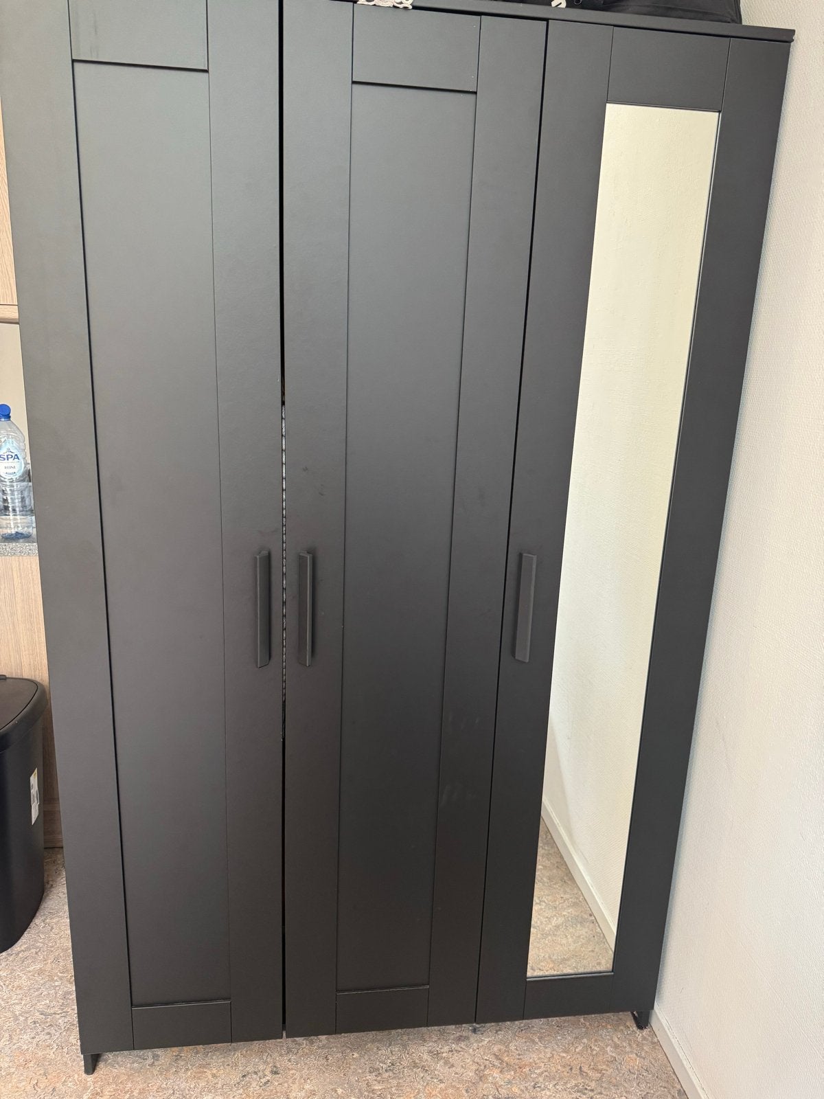 IKEA BRIMNES Kledingkast met 3 deuren en spiegel, Ophalen, Overige materialen, Gebruikt, 100 tot 150 cm