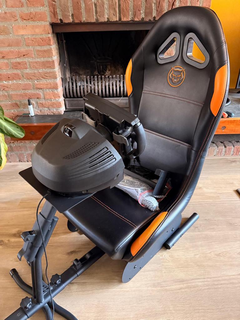 Qware racestoel met thrustmaster stuur en pedalen, Ophalen, Overige merken, Zo goed als nieuw
