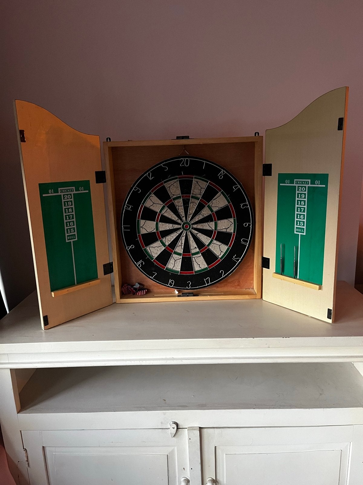 Dartbord in houten kast - Kings Head Pub & Lodging, Sport en Fitness, Darts, Ophalen, Gebruikt, Dartbord met pijlen