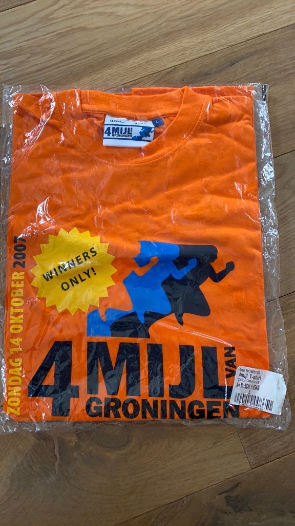4 Mijl van Groningen 2007 t-shirt maat L Nieuw in verpakking, Ophalen of Verzenden, Nieuw, Zwart, Voetbal